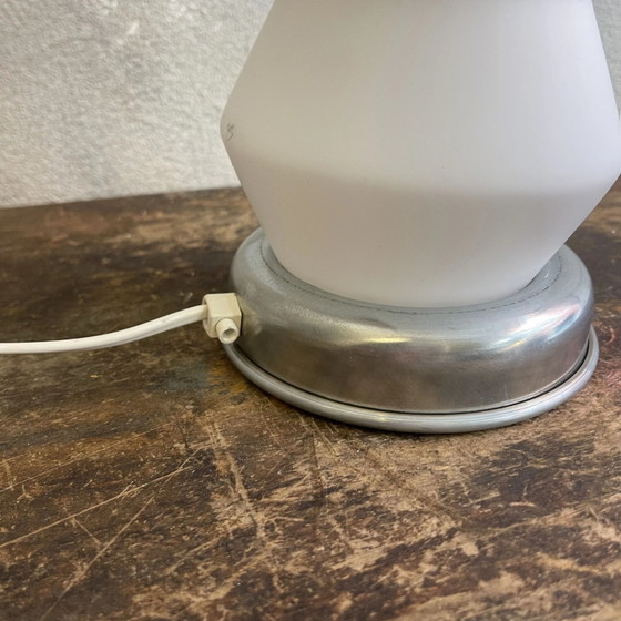 Lampada da tavolo Space Age in vetro di Murano e opalino anni '80, Attribuibile a MAZZEGA – Home Design (photo 7 of 15)