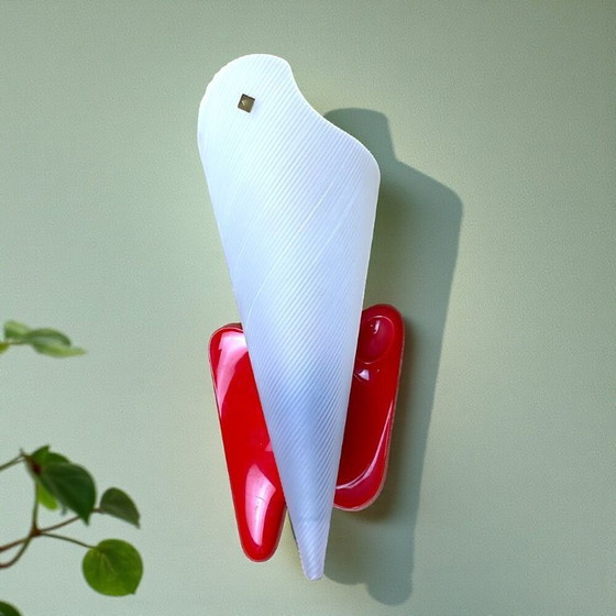 Image 1 of Aplique de pared ajustable de plástico rojo, estilo francés de mediados de siglo, década de 1960