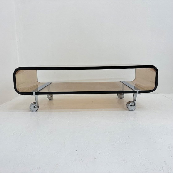 Image 1 of Mesa de centro de plexiglás de mediados de siglo, diseñada por Michel Dumas para Roche Bobois en 1972.