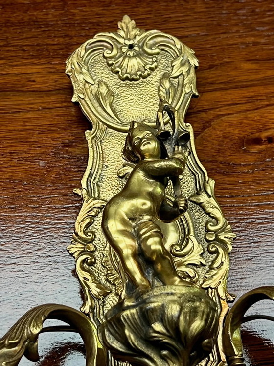 Een paar wandlampen in Lodewijk XV-stijl. Massief verguld brons. – Bronze (photo 3 of 10)