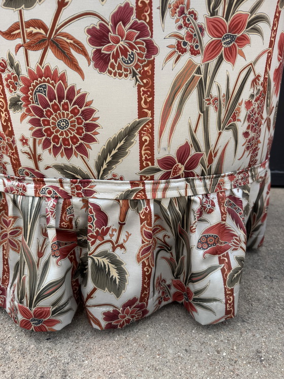 Image 1 of Poltrona antica a forma di fungo in raso floreale