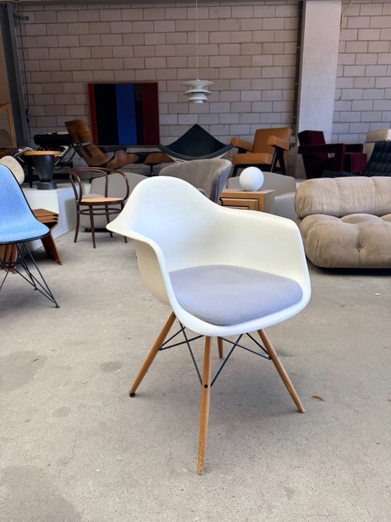 Vitra Eames DAW con cojín incorporado – Sillones, Metal, Plastic (photo 2 of 14)