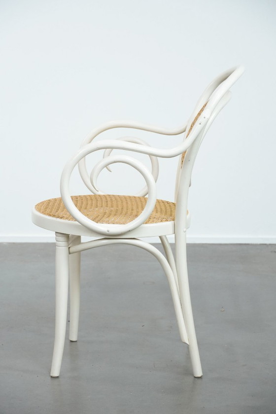 Image 1 of Sedia da bistrot bianca vintage con braccioli in stile Thonet