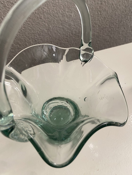 Image 1 of Magnifique panier antique en verre fait à la main