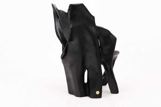 Image 1 of Fauteuil sculptural en bois noir carbonisé aux formes organiques par Logniture