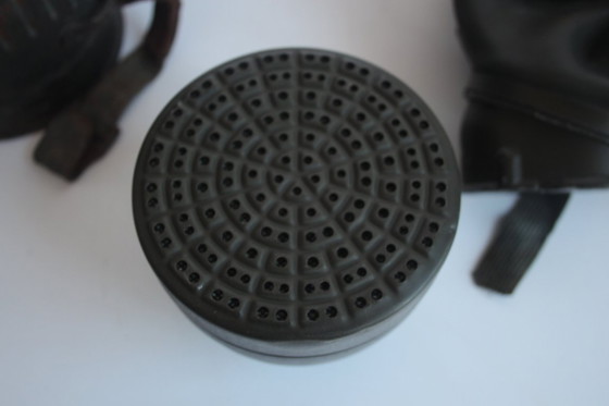 Image 1 of Origineel gasmasker uit de Tweede Wereldoorlog met naamplaatje en soldatenrang, circa 1940