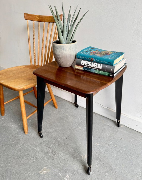 Image 1 of Vintage bijzettafel op zwenkwielen