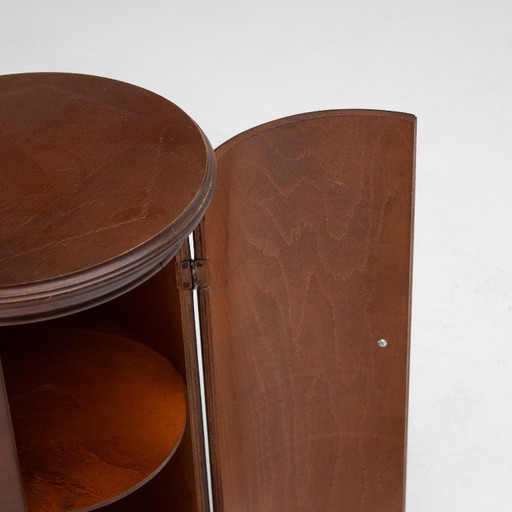 Zylindrischer Holzschrank