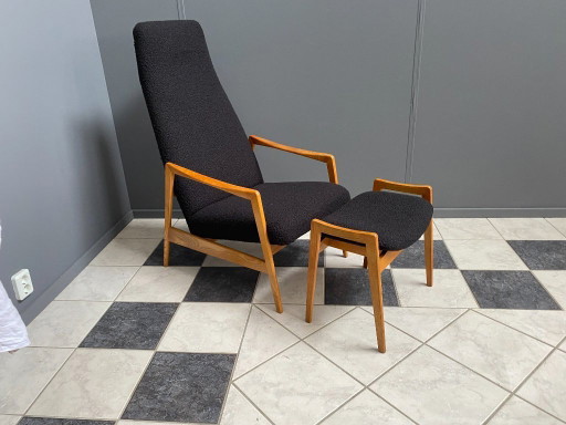 Fauteuil à dossier haut avec repose-pieds en bouclette noire, années 1970
