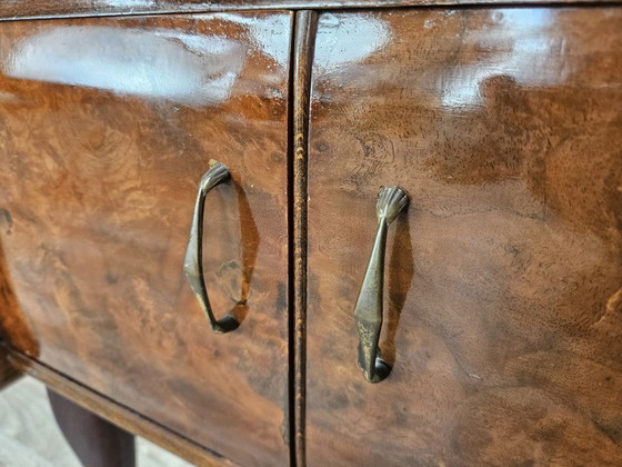 Image 1 of Mesitas de noche de madera de nogal con tapa de cristal doble.