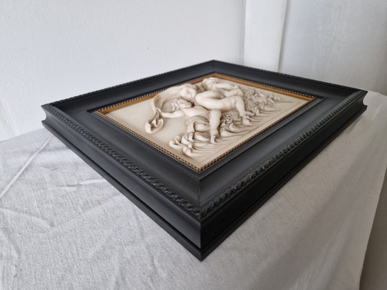 Image 1 of Relieve mural de alabastro (putti) con marco de exhibición de lujo Larson-Juhl