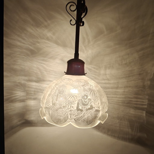 Lámpara colgante vintage de cobre con pantalla de cristal grabado.