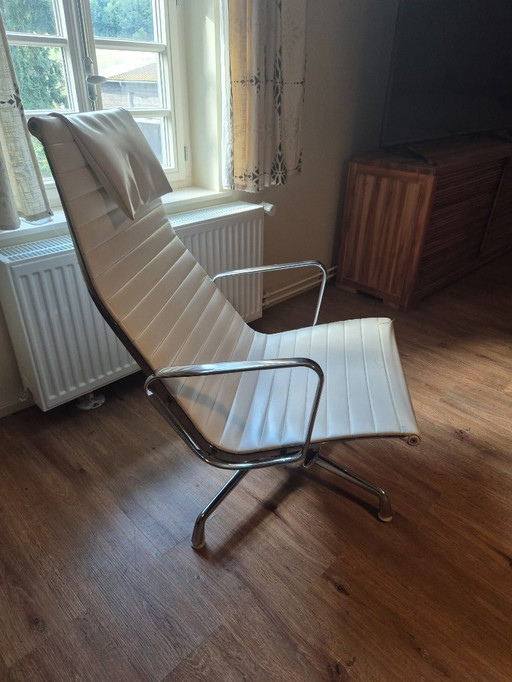 Aluminium Chair EA 124 Charles Eames