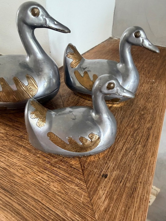 Image 1 of Tres preciosos patos de peltre de la década de 1970 procedentes de Hong Kong.