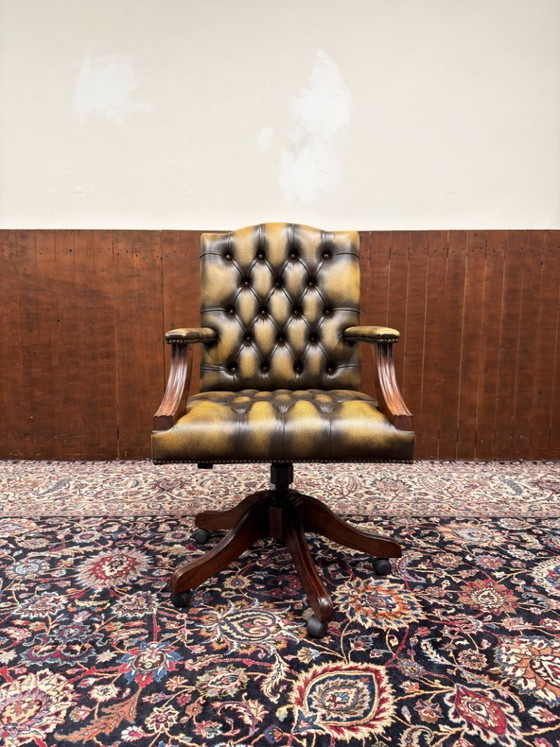 Neu! Klassischer englischer Chesterfield Bürostuhl – Delta Chesterfield, Bürostühle, Leather, Metal (photo 2 of 9)