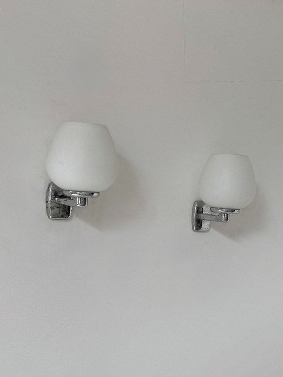 Coppia di applique vintage in metallo opalino e cromato, Francia, 1970. – Glass (photo 3 of 6)