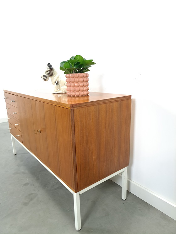 Image 1 of Furnieranrichte aus Schweden mit weißen Stahlbeinen