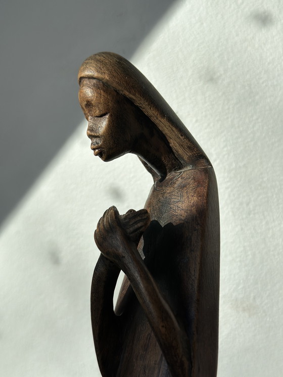 Image 1 of Sculpture religieuse moderne en bois – Figure stylisée de la Vierge (XXe siècle)