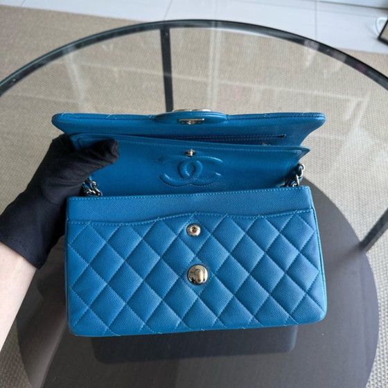 Image 1 of Borsa Chanel Classic Flap Small - Pelle di vitello martellata trapuntata color caviale, blu, con finiture dorate, serie 30