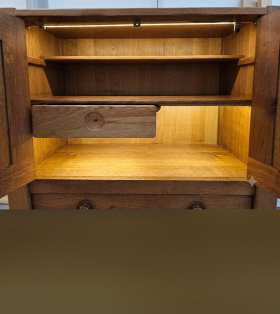 Image 1 of Brutalistisch dressoir, dat gemaakt is van massief eikenhout. 