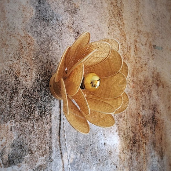 Image 1 of Applique murale fleur, modèle Nénuphar, 16 pétales en rotin et lin (teinte personnalisable)