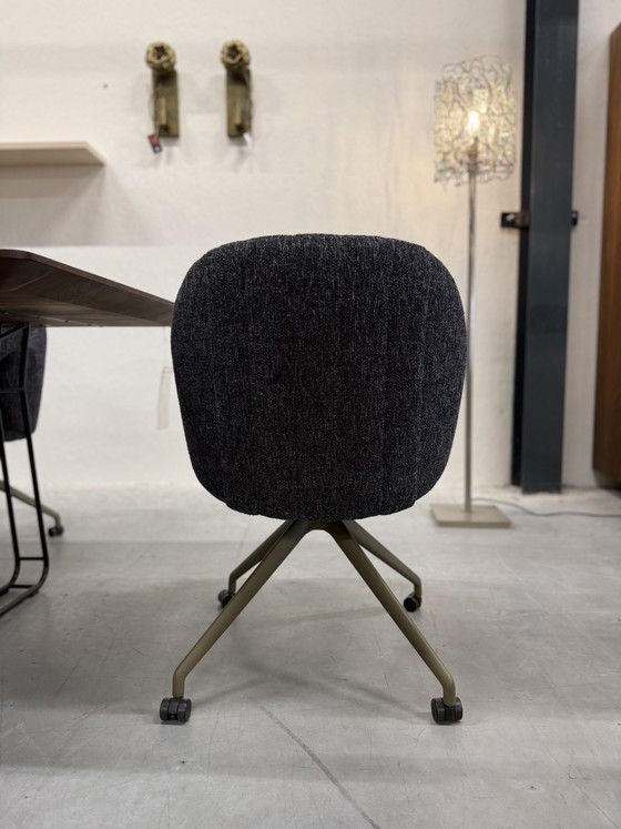 Image 1 of 4 Leolux Baani Twist Esszimmerstühle, Stoffbezug Moos