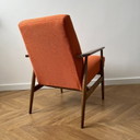 Poltrona vintage arancione polacca: poltrona moderna di metà secolo, restaurata
