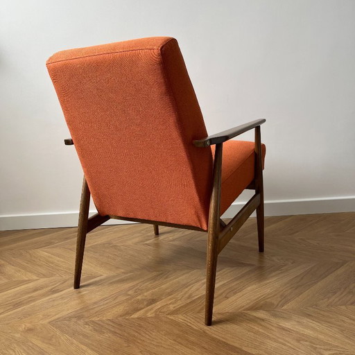 Vintage oranje Poolse fauteuil: loungestoel uit het midden van de 20e eeuw, gerestaureerd.