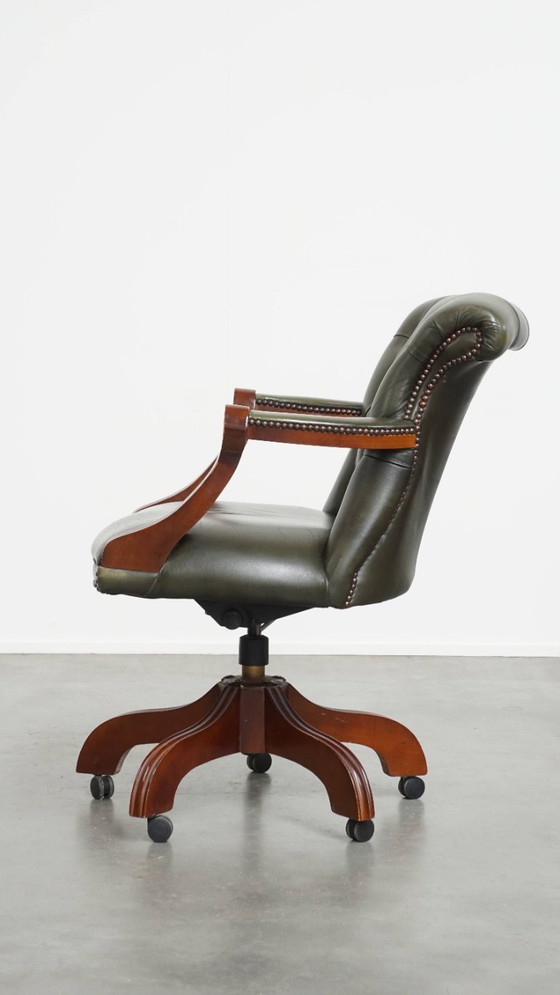 Image 1 of Sedia da ufficio chesterfield in pelle di vacchetta verde in stile inglese su rotelle