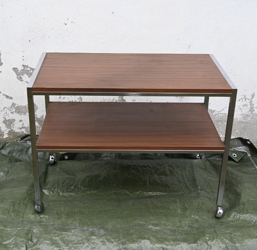 Tavolino laterale vintage anni '60 con ruote - Cromato e legno impiallacciato in teak