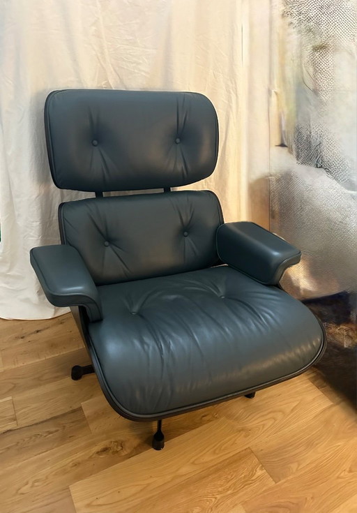 Eames Lounge Chair y Ottoman, cuero azul ahumado y madera negra