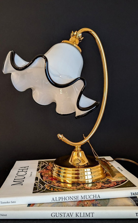 Image 1 of Lampada da Tavolo Vintage Italiana, Vetro Bianco con Bordo Nero, Ottone Bagnato in Oro 24 kt, New Old Stock