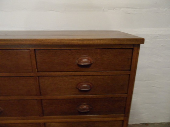 Image 1 of Vintage eiken winkelkast met lades