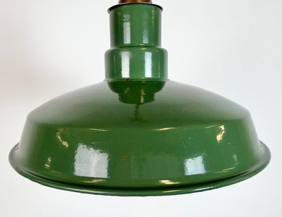 Image 1 of Industriële Britse hanglamp van groen emaille, jaren 60