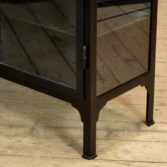 Image 1 of Medizinischer/Vitrinenschrank aus schwarzem Eisen, 1930er Jahre