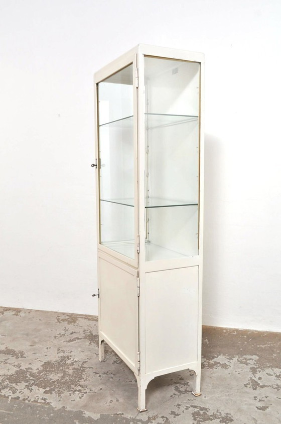 Armoire d'apothicaire vintage / Vitrine / Armoire à pharmacie, 1978 – Metal (photo 2 of 8)
