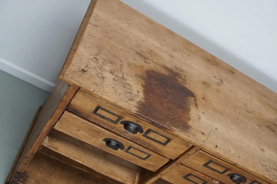 Image 1 of Mobiletto rustico da farmacia tedesco d'epoca / bancone da negozio in pino, anni '30