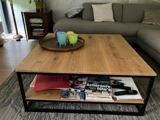 Mesa de centro con mesa auxiliar a juego.