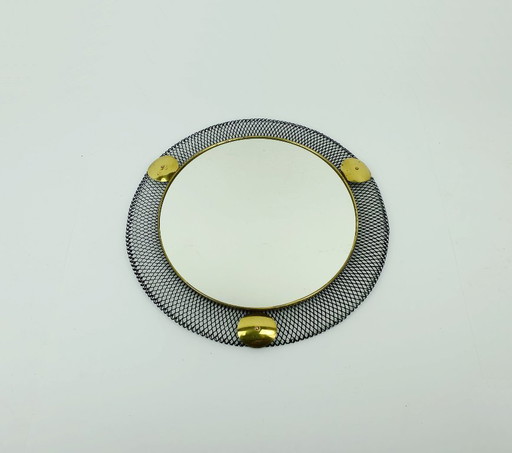 Franse wandspiegel uit de jaren 50 (mid-century stijl) met draadgaasframe en messing accenten.