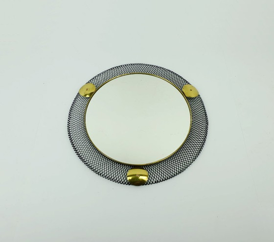 Image 1 of Franse wandspiegel uit de jaren 50 (mid-century stijl) met draadgaasframe en messing accenten.