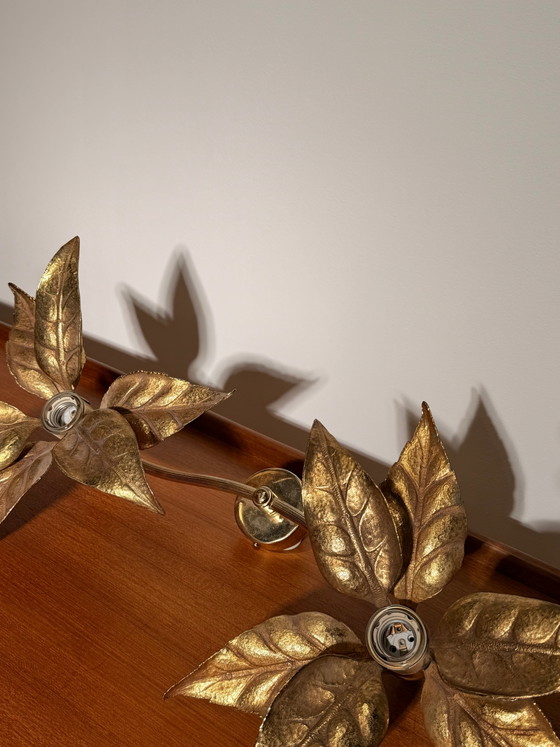 Vintage Hollywood Regency wandlamp in bladmotief, verguld metaal, in Willy Daro-stijl. – Wandlampen (photo 4 of 4)