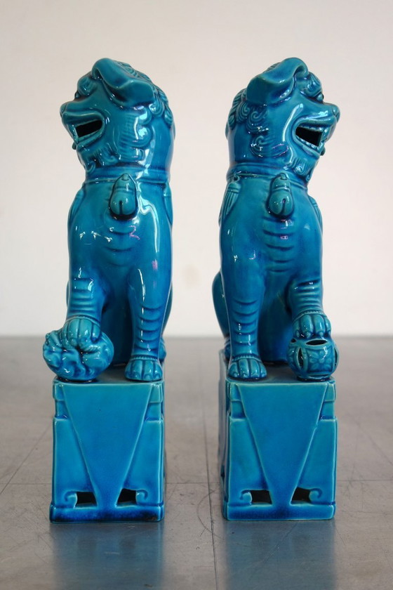 Image 1 of Pareja de perros Foo de porcelana vidriada azul, China, década de 1960.