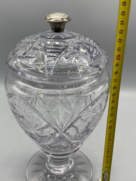 Grote geslepen kristallen snoepkom op voet – bolvormig deksel met verzilverde metalen knop. (photo 8 of 8)
