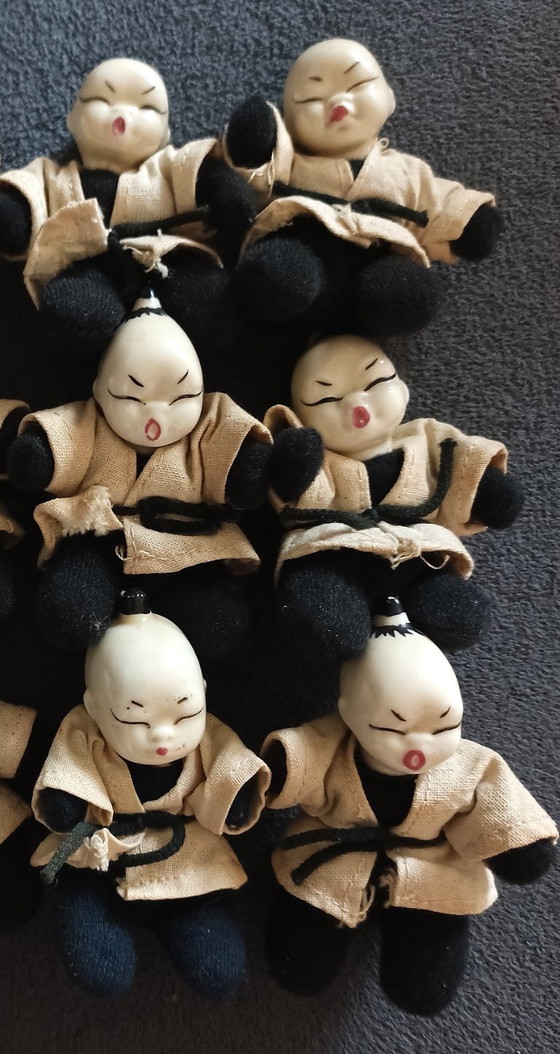 Image 1 of Conjunto de 12 figuritas antiguas de porcelana asiática con cabeza de monjes/aprendices de Shaolin.