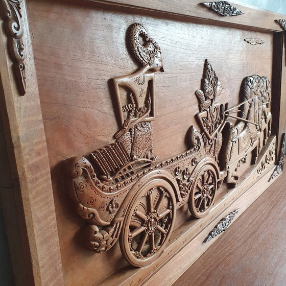 Image 1 of Grande opera in legno indonesiano con Krisna e Arjuna di 116 cm.