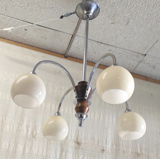 Image 1 of Art Deco kroonluchter met 4 lampen, uitgevoerd in verchroomd metaal met opalen bollen - jaren 1940/50