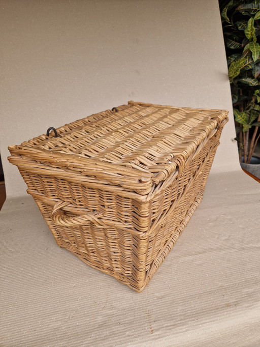 Bel grande vecchio cesto della biancheria