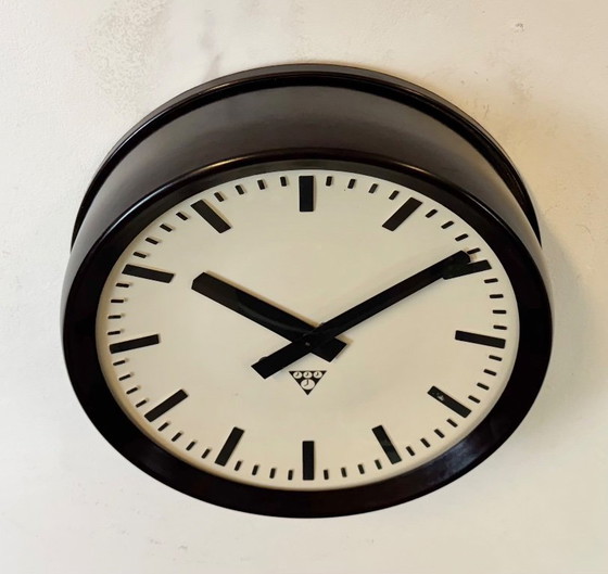 Image 1 of Industriële bakelieten fabriekswandklok van Pragotron, jaren 60