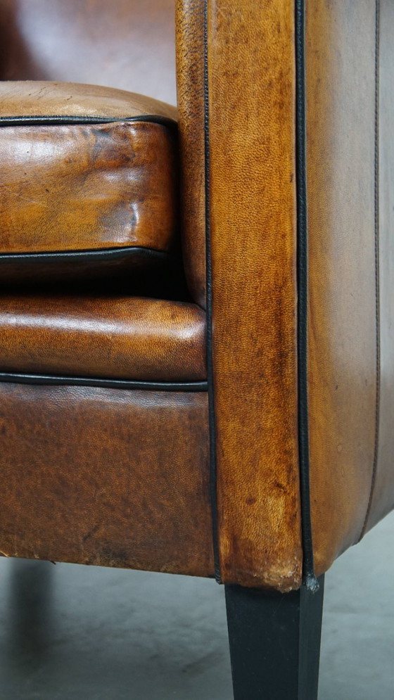 Image 1 of Sillón de diseño Art Déco en buen estado, con un acabado elegante y ribetes negros.