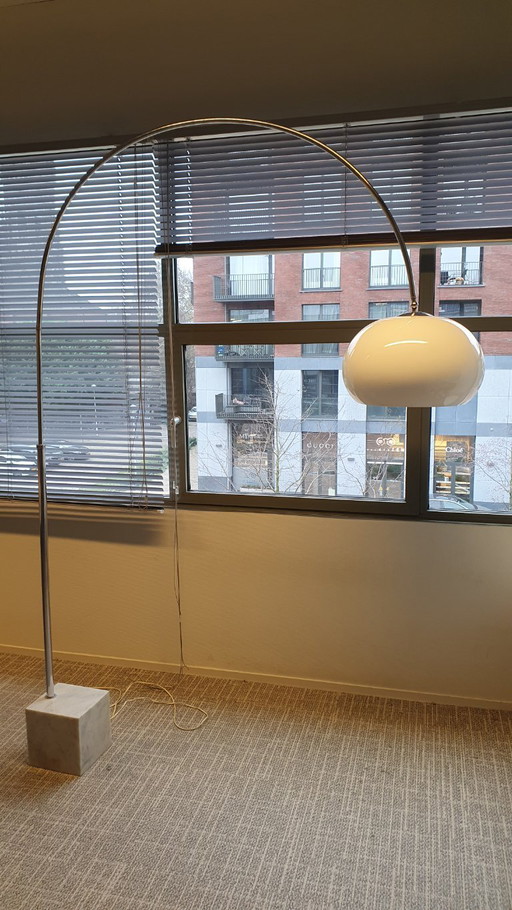 Lampada ad arco Harvey Guzzini di metà secolo